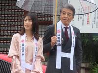 映画「免許返納！？」の大ヒット祈願を行った（左から）西野七瀬、舘ひろし