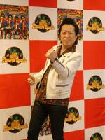 撮影に応じる高橋ジョージ