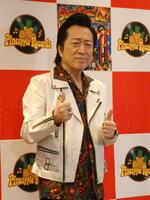 撮影に応じる高橋ジョージ