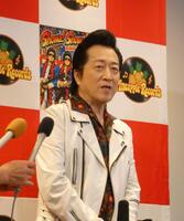 取材に応じる高橋ジョージ