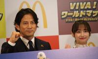 ポーズを決める岡田准一（左）と影山優佳