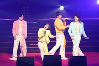 会場を盛り上げるモナキ（撮影・佐々木彰尚）