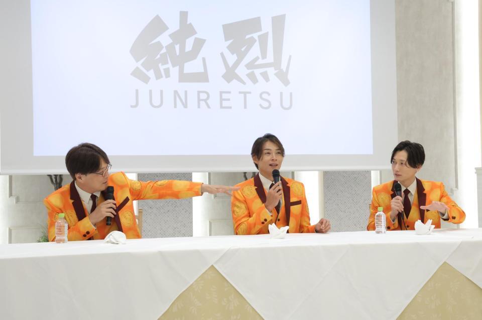 酒井一圭（左）の「２烈（２人）もいいな」発言に反応する後上翔太（右）と白川裕二郎（撮影・西岡正）