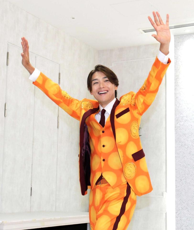 会見を終えて手を振る純烈の白川裕二郎＝東京・神宮前のシャルマンシーナ東京（撮影・西岡正）　