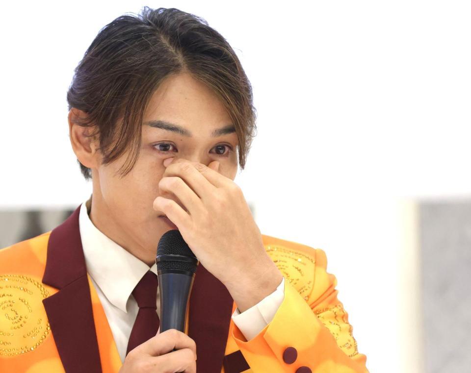 母の話で感極まる純烈の白川裕二郎（撮影・西岡正）