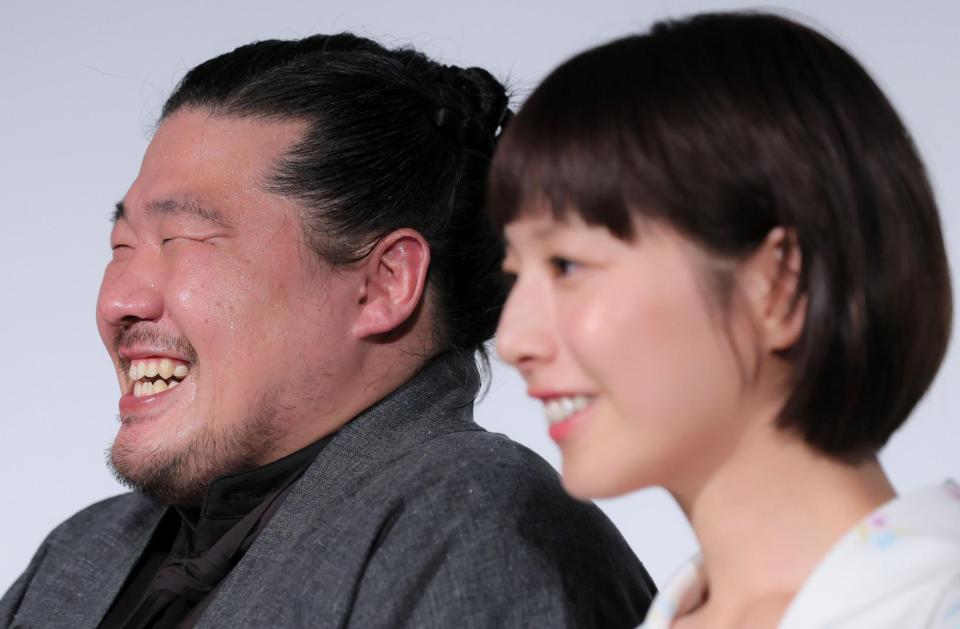 夏帆（右）に褒められ、汗が止まらない一ノ瀬ワタル（撮影・吉澤敬太）