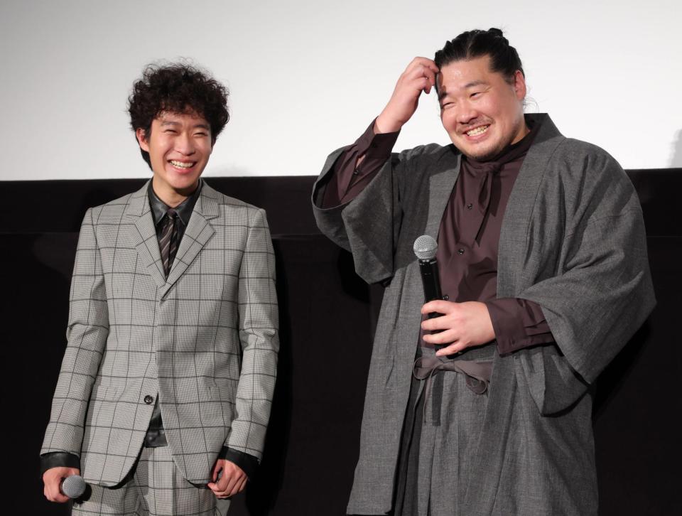 笑顔を見せる上阪隼人（左）と一ノ瀬ワタル（撮影・吉澤敬太）