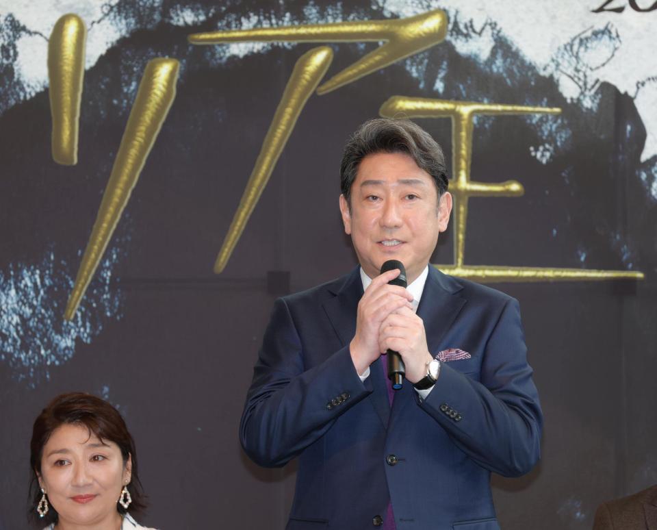 会見する中村芝翫と松下由樹（左）＝撮影・吉澤敬太