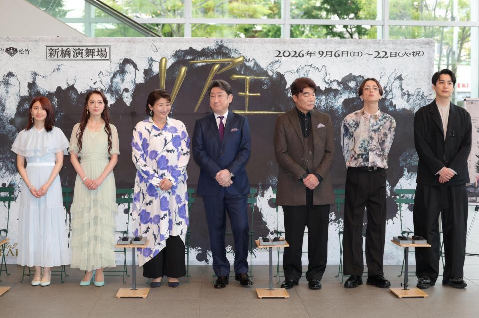 会見する（左から）井上小百合、朝日希和、松下由樹、中村芝翫、村田雄浩、三浦涼介、大野拓朗（撮影・吉澤敬太） 