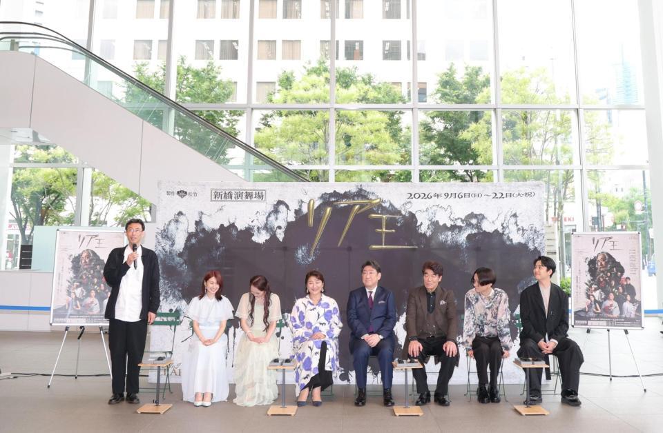 会見する（左から）井上尊晶氏、井上小百合、朝日希和、松下由樹、中村芝翫、村田雄浩、三浦涼介、大野拓朗＝東京・銀座松竹スクエア（撮影・吉澤敬太）  