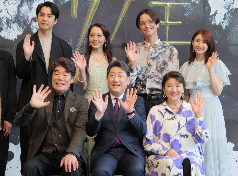 共演する（前列左から）村田雄浩、中村芝翫、松下由樹（後列同）大野拓朗、朝月希和、三浦涼介、井上小百合（撮影・吉澤敬太）