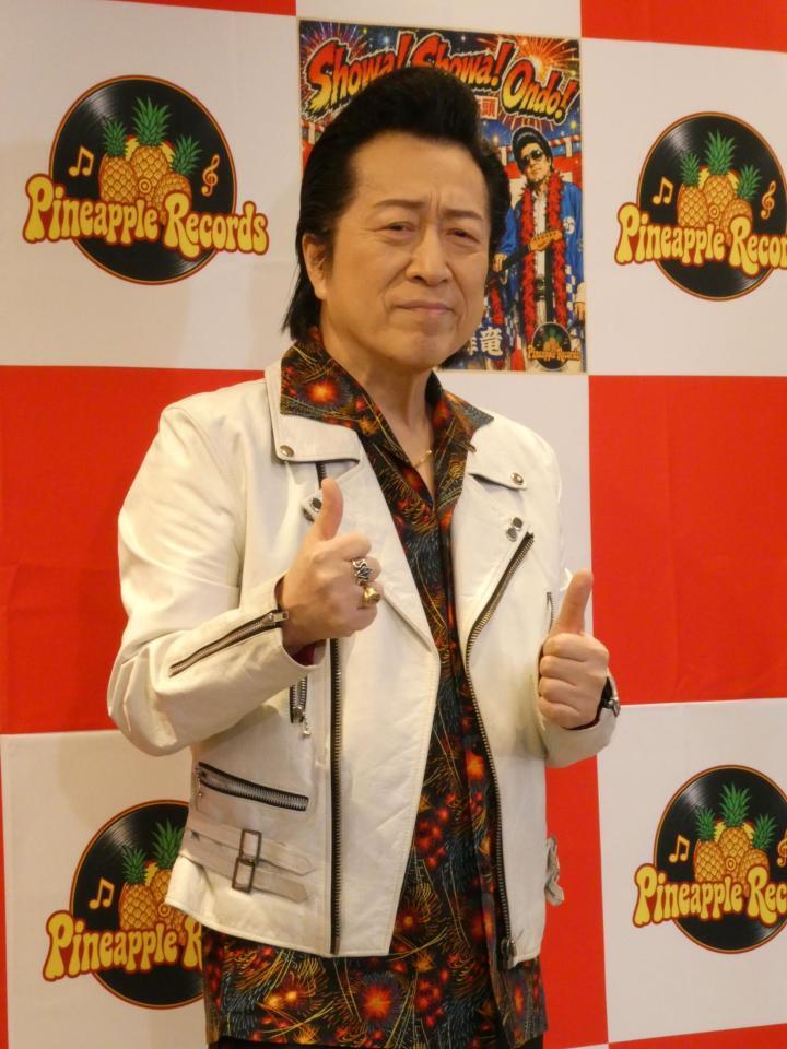 撮影に応じる高橋ジョージ