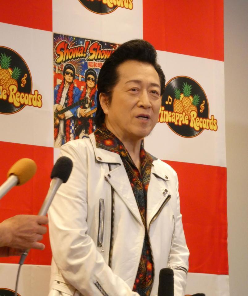 取材に応じる高橋ジョージ