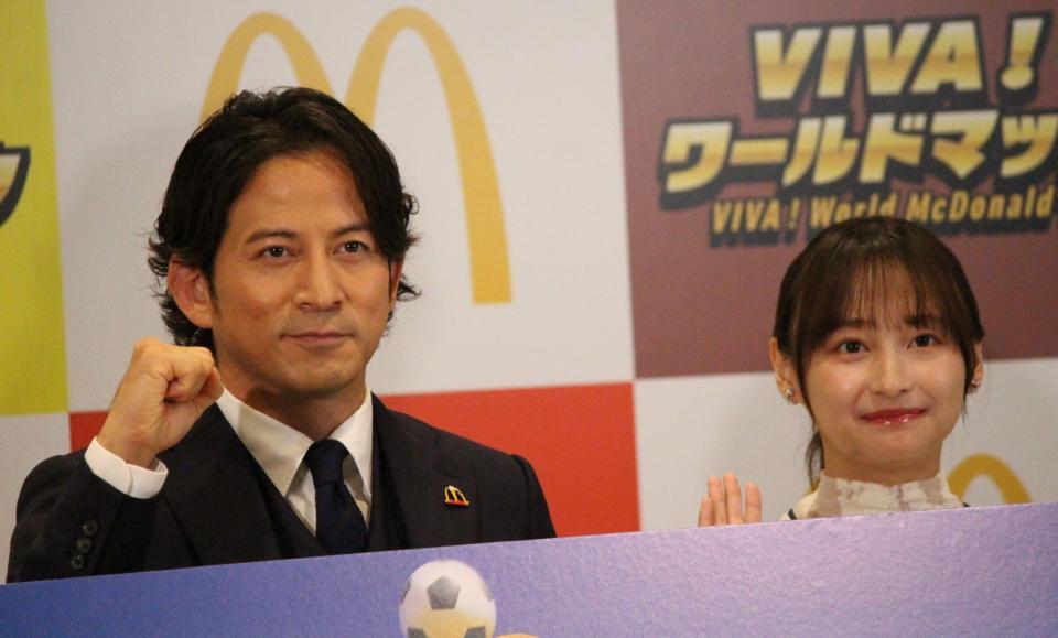 ポーズを決める岡田准一（左）と影山優佳