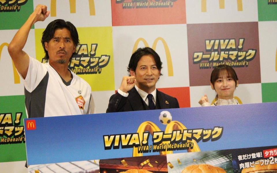 ポーズを決める（左から）中澤佑二氏、岡田准一、影山優佳