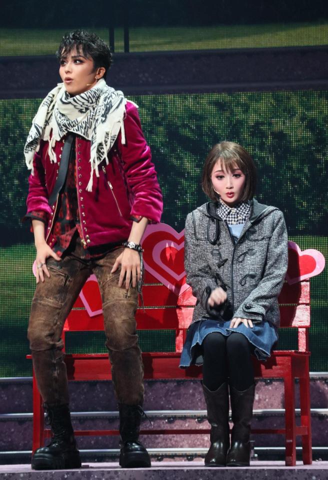 「花より男子２」で道明寺司を演じる暁千星（左）と詩ちづる