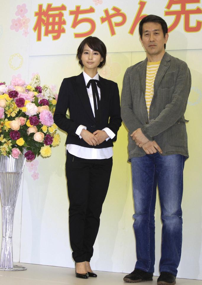 「梅ちゃん先生」でタッグを組んだ堀北真希さんと尾崎将也さん＝２０１１年