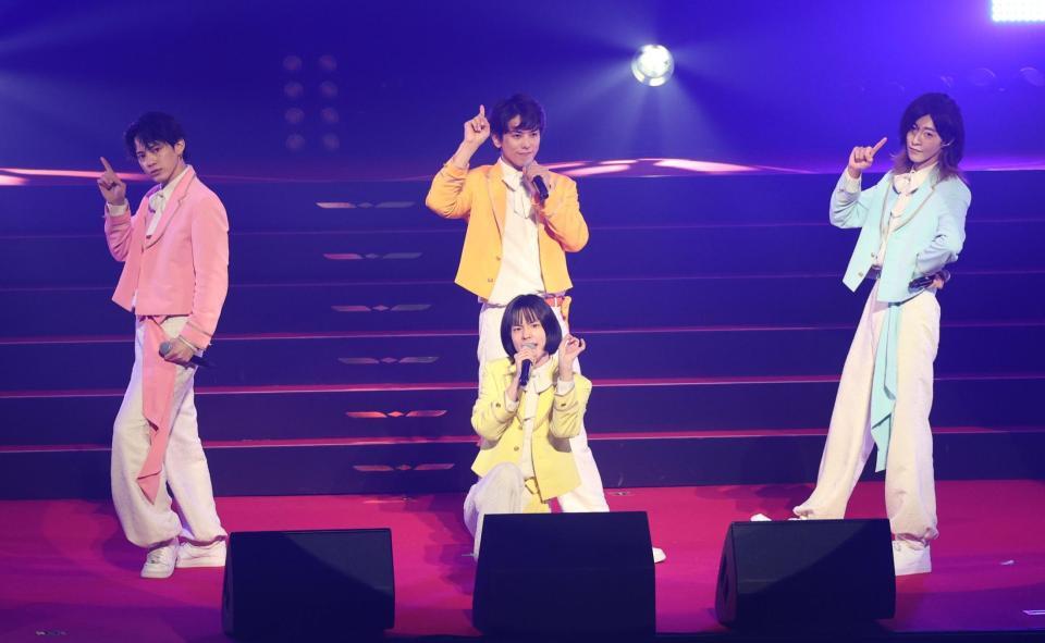 会場を盛り上げるモナキ（撮影・佐々木彰尚）