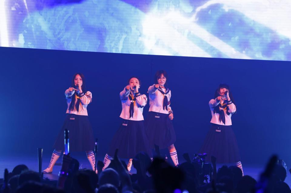 ライブパフォーマンスを行う新しい学校のリーダーズ（ⓒ「ＭＵＳＩＣ　ＡＷＡＲＤＳ　ＪＡＰＡＮ　ＷＥＥＫ　ＳＰＥＣＩＡＬ　ＬＩＶＥＢｉｌｌｂｏａｒｄ　ＪＡＰＡＮ　-　Ｓｐｏｔｉｆｙ　ｐｒｅｓｅｎｔＷｏｍｅｎ　Ｉｎ　Ｍｕｓｉｃ　-　ＥＱＵＡＬ　ＳＴＡＧＥ」）