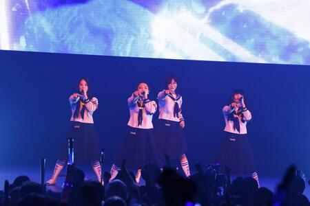 ライブパフォーマンスを行う新しい学校のリーダーズⓒ「ＭＵＳＩＣ　ＡＷＡＲＤＳ　ＪＡＰＡＮ　ＷＥＥＫ　ＳＰＥＣＩＡＬ　ＬＩＶＥＢｉｌｌｂｏａｒｄ　ＪＡＰＡＮ　-　Ｓｐｏｔｉｆｙ　ｐｒｅｓｅｎｔＷｏｍｅｎ　Ｉｎ　Ｍｕｓｉｃ　-　ＥＱＵＡＬ　ＳＴＡＧＥ」