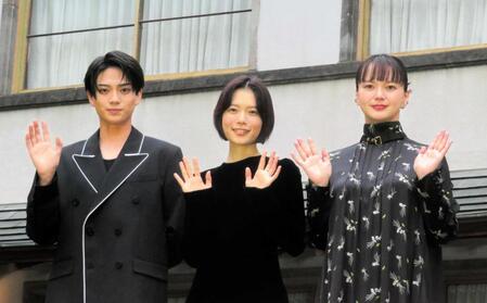 手を振る（左から）岩瀬洋志、杉咲花、多部未華子