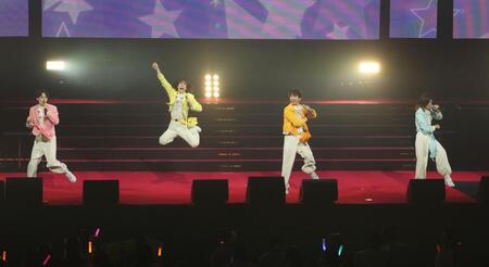 会場を盛り上げるモナキ（撮影・佐々木彰尚）