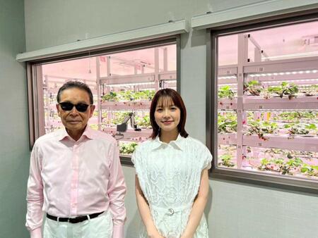 テレビ朝日系「タモリステーション」に出演するタモリ（左）と渡辺瑠海アナウンサー