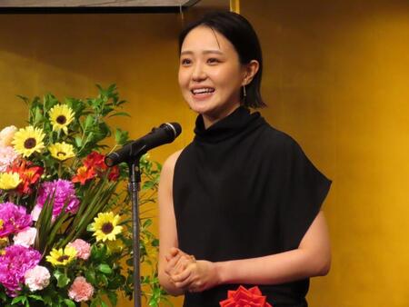 菊田一夫演劇賞授賞式に出席した奈緒