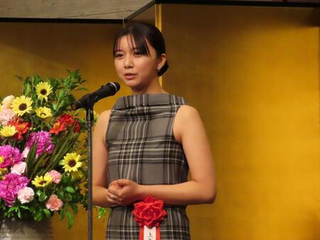 菊田一夫賞授賞式に出席した上白石萌歌