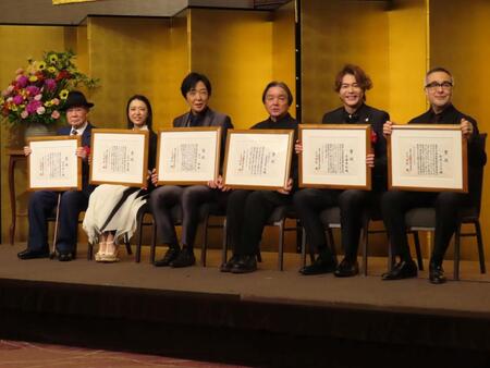 菊田一夫演劇賞を受賞した（左から）岡田敬二、上白石萌音、石川禅、栗山民也、佐藤隆紀、松尾スズキ