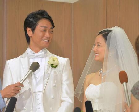 結婚披露宴前に取材に応じる永井大と中越典子＝２０１５年８月