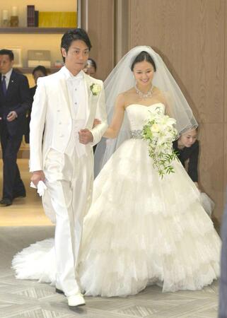 結婚披露宴前に取材に応じる永井大と中越典子＝２０１５年８月
