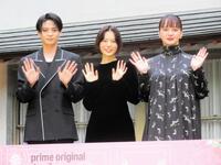 手を振る（左から）岩瀬洋志、杉咲花、多部未華子