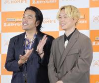 リリー（右）を祝福するようにポーズを取った盛山晋太郎