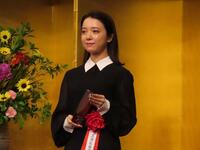 菊田一夫演劇賞を受賞した上白石萌音