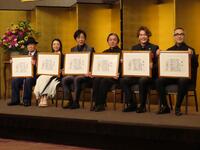菊田一夫演劇賞を受賞した（左から）岡田敬二、上白石萌音、石川禅、栗山民也、佐藤隆紀、松尾スズキ