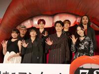 イベントに出席した（前列左から）吉川愛、板垣李光人、綱啓永、ＭＥ：ＩのＭＯＭＯＮＡ、（後列同）清水崇監督、ＴＡＧＲＩＧＨＴの西山智樹、ＢＵＤＤｉｉＳの森愁斗、柄本時生