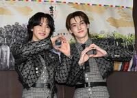 デビューミニアルバムヒット祈願を行ったＲＯＩＲＯＭの本多大夢（左）と浜川路己（撮影・堀内翔）