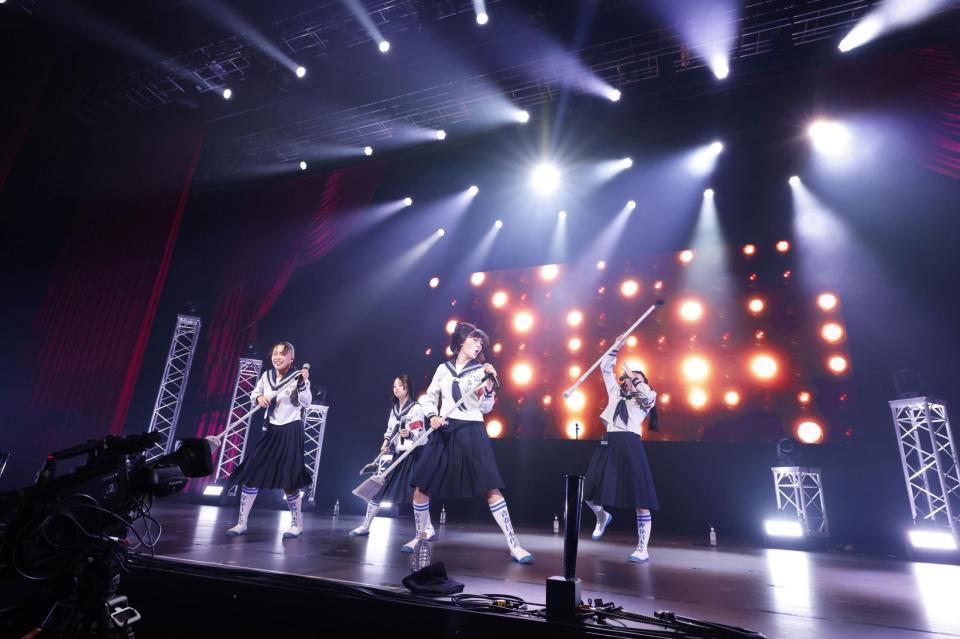 ライブパフォーマンスを行う新しい学校のリーダーズⓒ「ＭＵＳＩＣ　ＡＷＡＲＤＳ　ＪＡＰＡＮ　ＷＥＥＫ　ＳＰＥＣＩＡＬ　ＬＩＶＥＢｉｌｌｂｏａｒｄ　ＪＡＰＡＮ　-　Ｓｐｏｔｉｆｙ　ｐｒｅｓｅｎｔＷｏｍｅｎ　Ｉｎ　Ｍｕｓｉｃ　-　ＥＱＵＡＬ　ＳＴＡＧＥ」