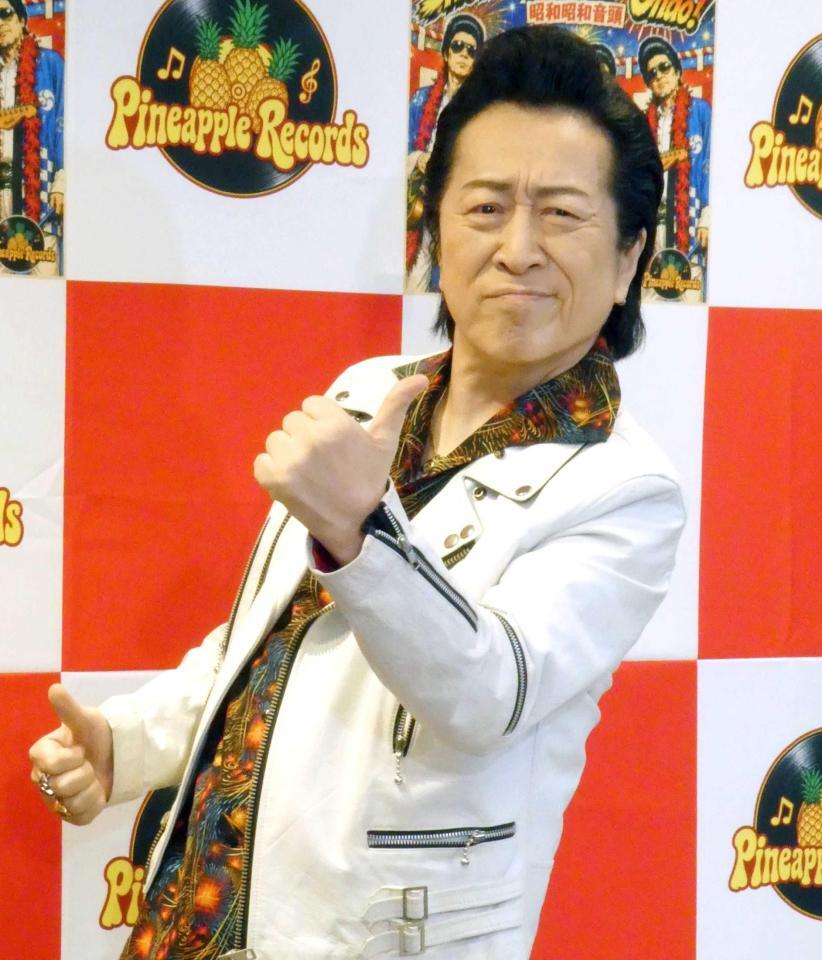 ポーズを決める高橋ジョージ