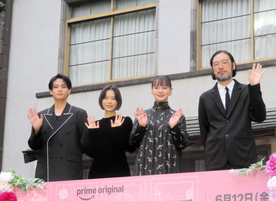 手を振る（左から）岩瀬洋志、杉咲花、多部未華子、今泉力哉監督