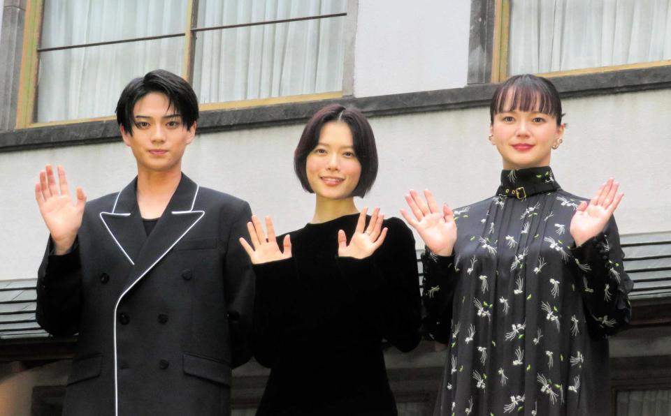 手を振る（左から）岩瀬洋志、杉咲花、多部未華子