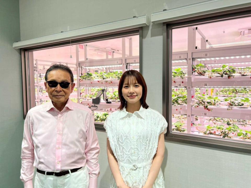 テレビ朝日系「タモリステーション」に出演するタモリ（左）と渡辺瑠海アナウンサー