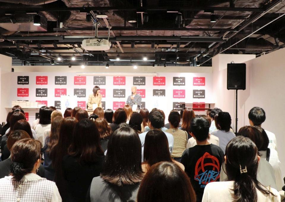 初の著書「しあわせは小走りでやって来る」の出版記念イベントに登場したアキナ・山名文和（右）と、妻の宇都宮まき＝大阪市内