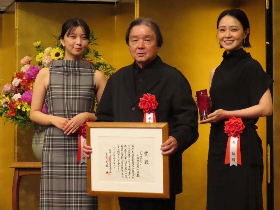 「菊田一夫演劇賞」授賞式に出席した（左から）上白石萌歌、栗山民也、奈緒