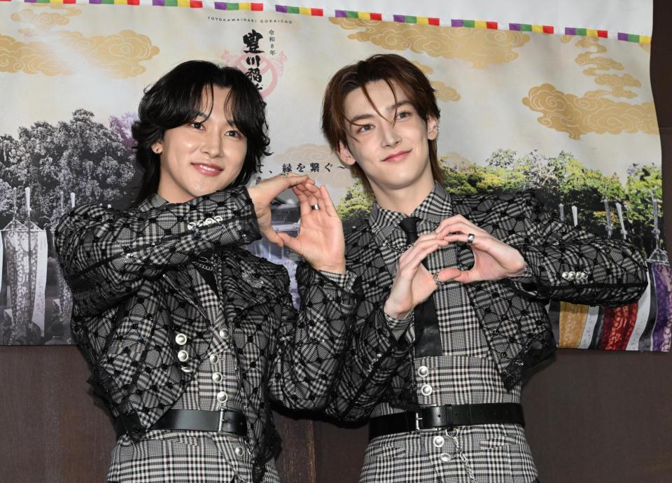 デビューミニアルバムヒット祈願を行ったＲＯＩＲＯＭの本多大夢（左）と浜川路己（撮影・堀内翔）
