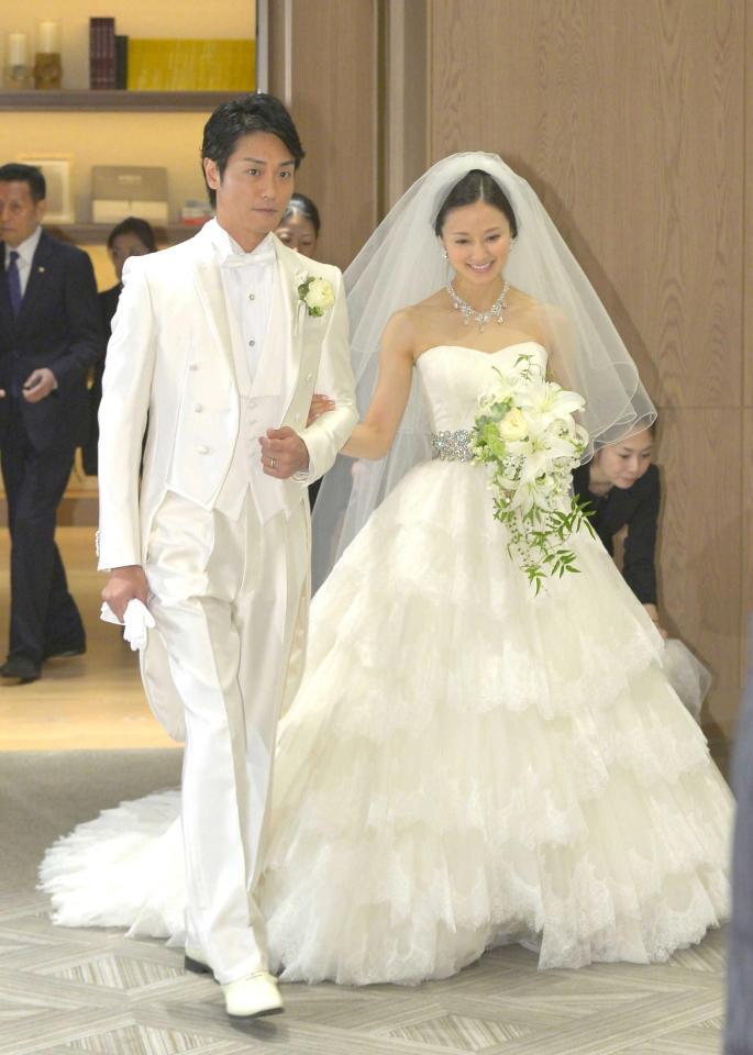 結婚披露宴前に取材に応じる永井大と中越典子＝２０１５年８月