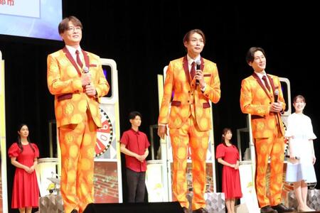 ドリームジャンボ宝くじの抽せん会に登場した純烈の（左から）酒井一圭、白川裕二郎、後上翔太