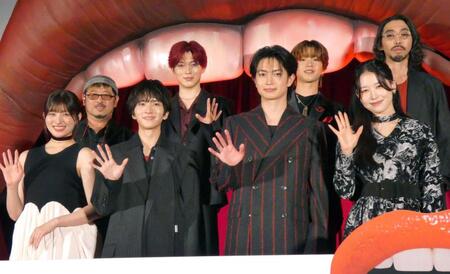 手を振る（前列左から）吉川愛、板垣李光人、綱啓永、ＭＥ：ＩのＭＯＭＯＮＡ、（後列同）清水崇監督、ＴＡＧＲＩＧＨＴの西山智樹、ＢＵＤＤｉｉＳの森愁斗、柄本時生