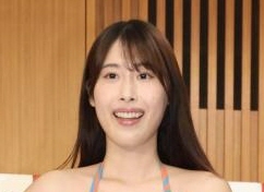 ポーズを決める宮脇由衣（撮影・佐々木彰尚）